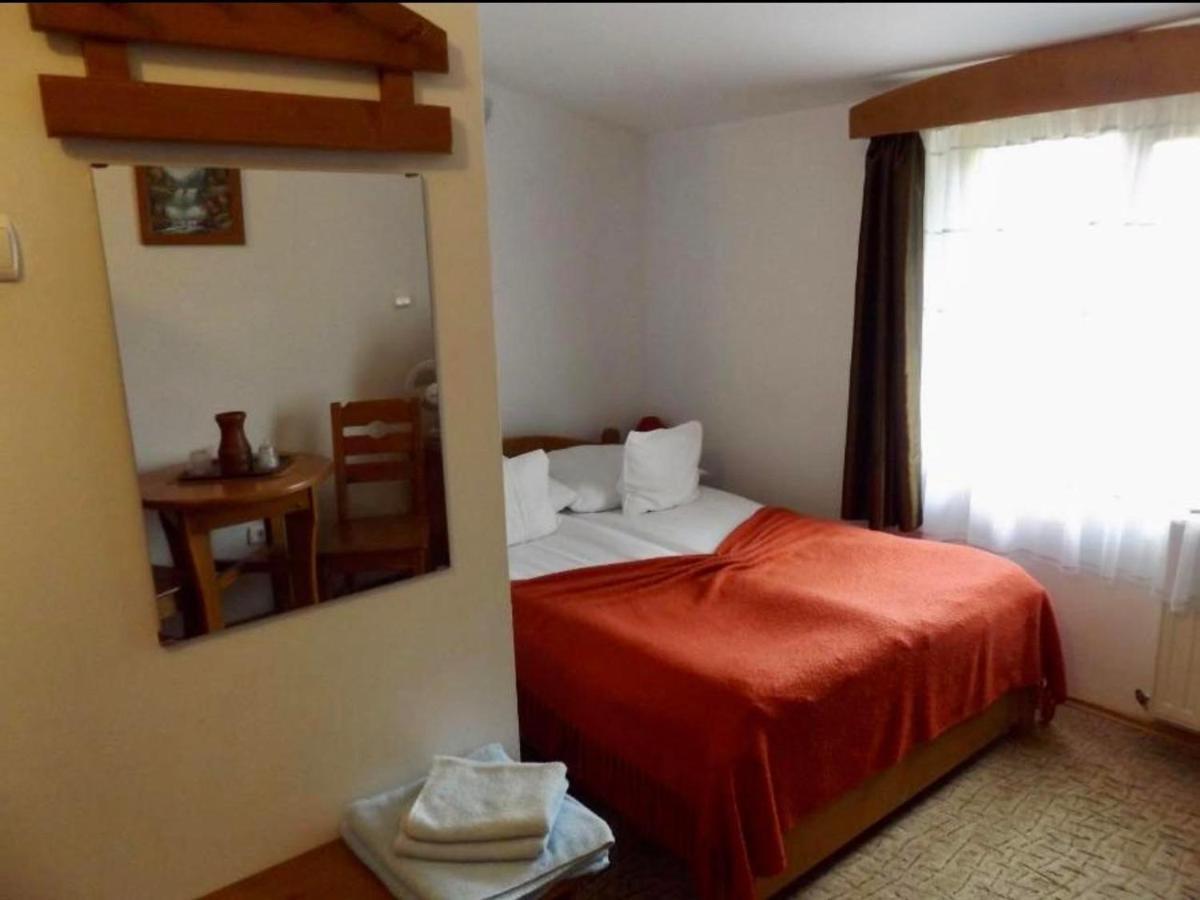 Tulipan Panzio Bed & Breakfast Sfantu Gheorghe  Ngoại thất bức ảnh
